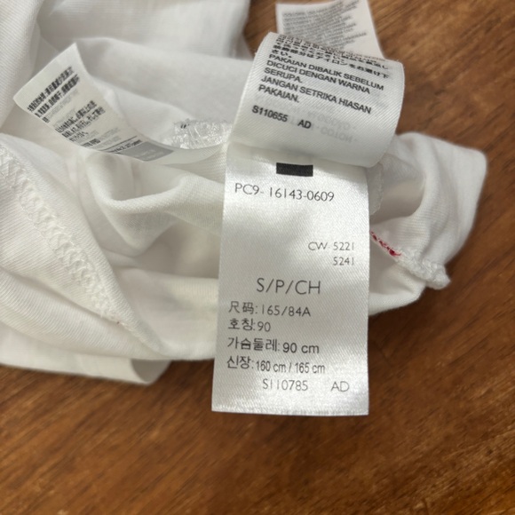 Levi’s Graphic Tee - Picture 6 of 6